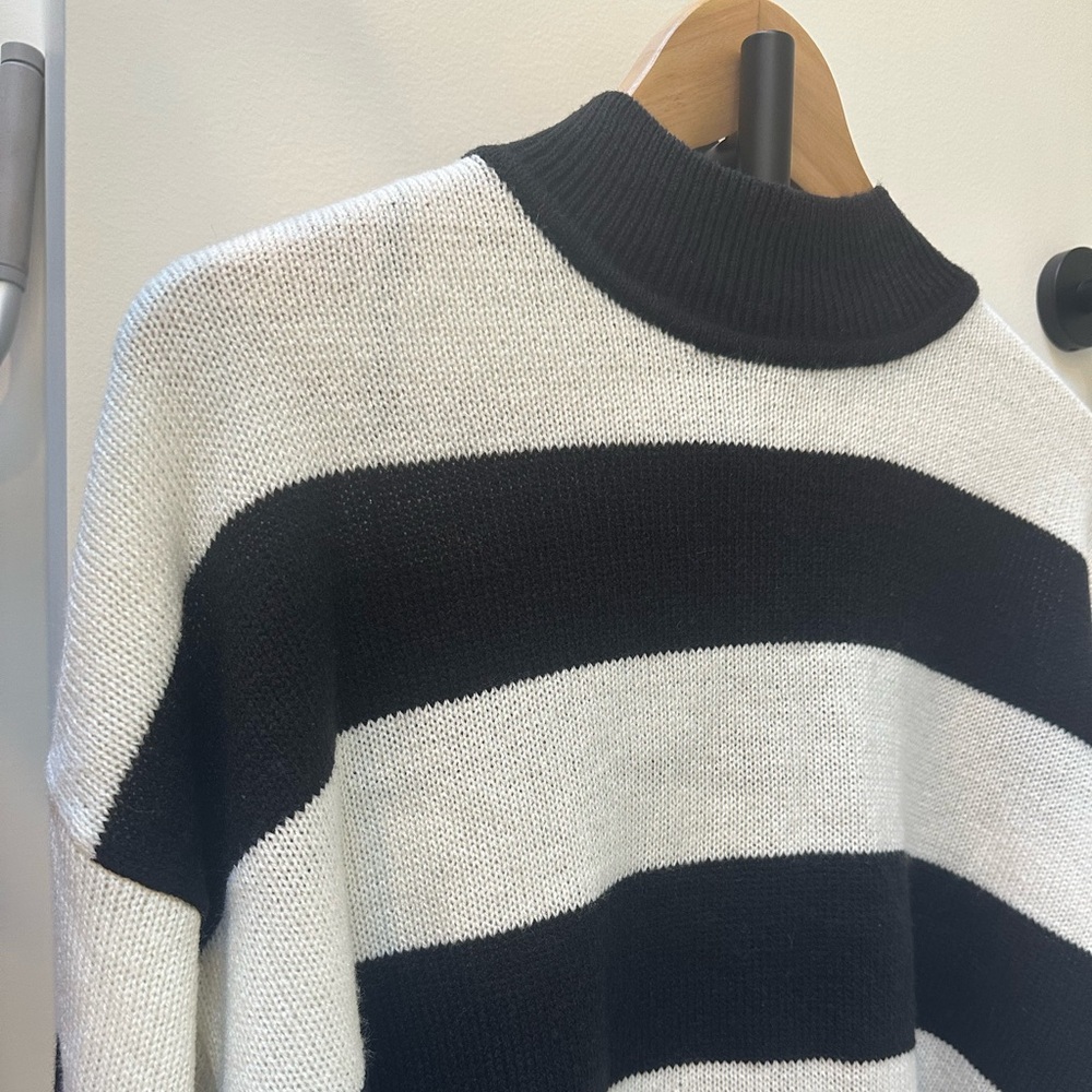 Mock neck, cropped sweater - size M